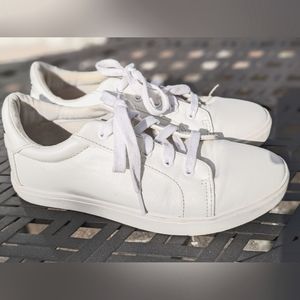 Betsey Johnson Women Boom Wink Eyes Leather Sneakers, Size 8